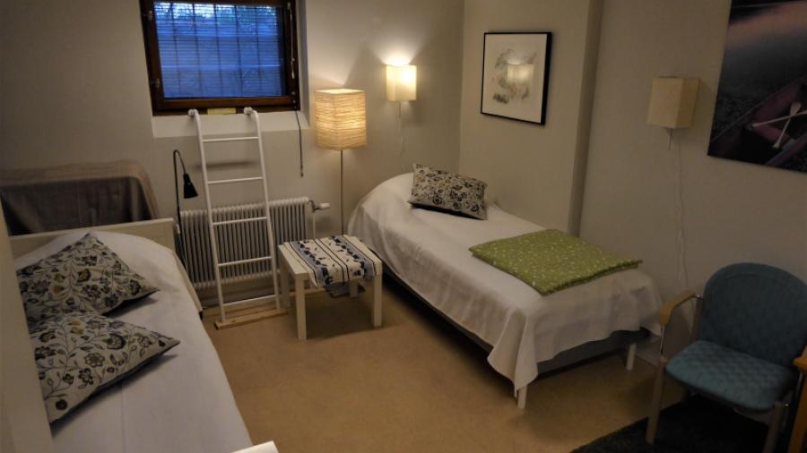 THS. Gästrumet i 49:an med 1 dubbelsäng, 1 vanlig säng och  2 extrabäddar.