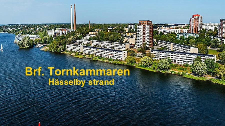  Brf. Tornkammaren är huset i mitten, 10 m. från Mälarstranden.